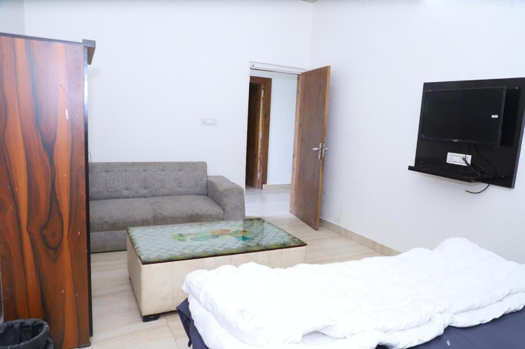 Hotel Aashirvad Faridabad Eksteriør bilde
